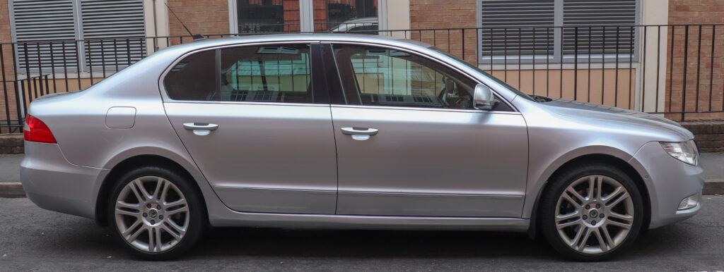 Škoda Superb II karta – iš šono