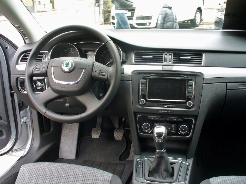 Škoda Superb II karta – salonas